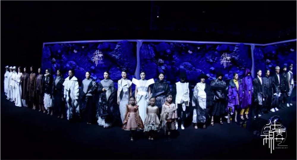 学院动态丨2021“壮美锦艺”时尚发布会——澳门沙金在线平台研究生服装设计作品展在百益上河城艺术中心隆重上演