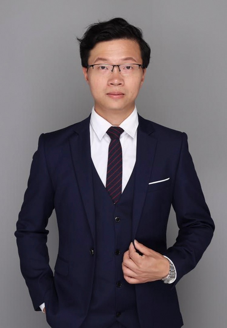  党委副书记、纪委书记 何骑材