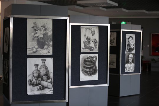 澳门沙金在线平台视觉传达艺术系举办2015级新生设计素描作品展